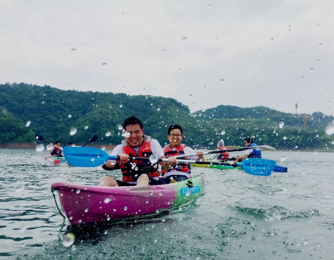 恰逢大雨，反正都濕身了，不如任性玩一回。  夕陽西下，收隊回家。  上大巴發(fā)朋友圈炫耀去嘍!